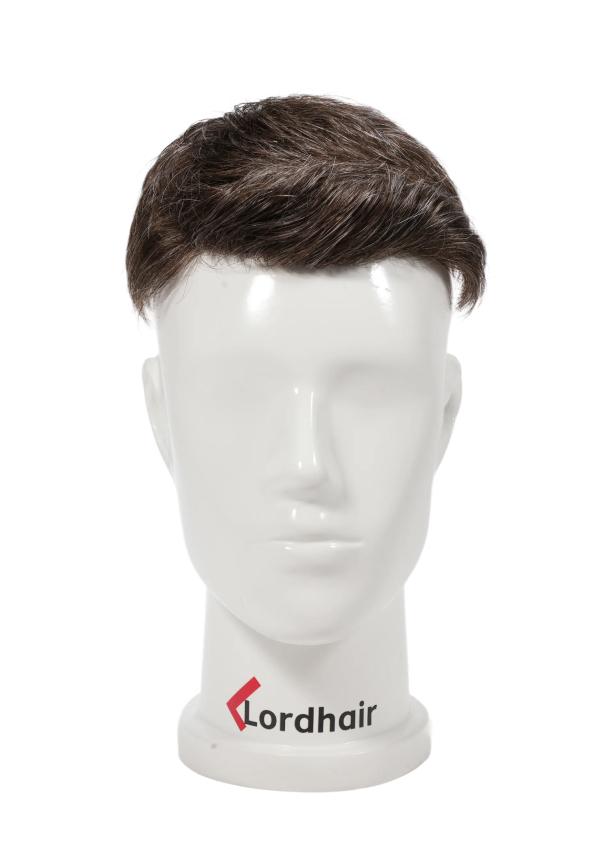 Prótesis capilar para hombre con cabello precortado y con copete corto de estilo moderno. Con cabello natural