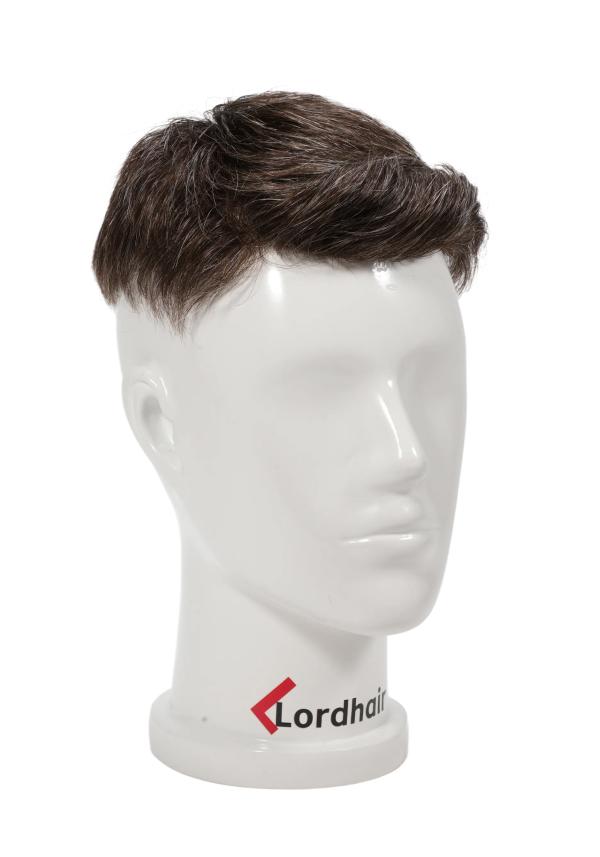 Prótesis capilar para hombre con cabello precortado y con copete corto de estilo moderno. Con cabello natural