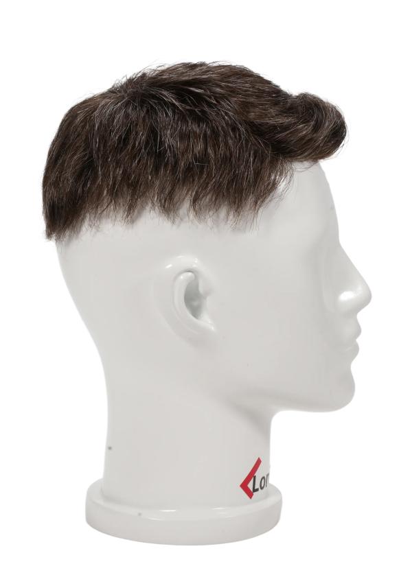 Prótesis capilar para hombre con cabello precortado y con copete corto de estilo moderno. Con cabello natural