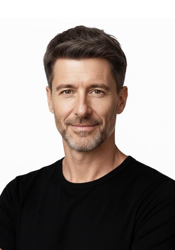 Prótesis capilar para hombre con cabello precortado y con copete corto de estilo moderno. Con cabello natural