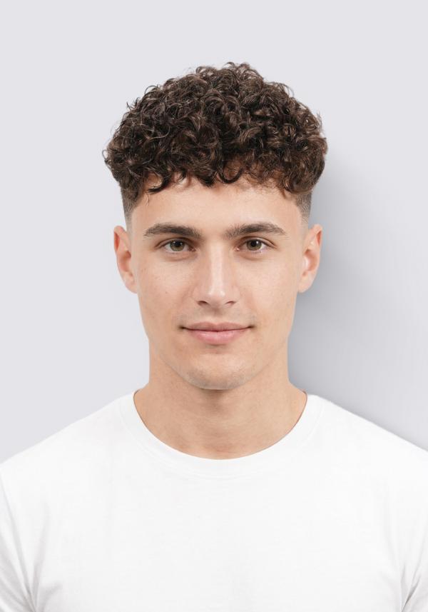 Prótesis capilar de skin con permanente en el cabello. Rizo de 15mm. cabello natural y realista