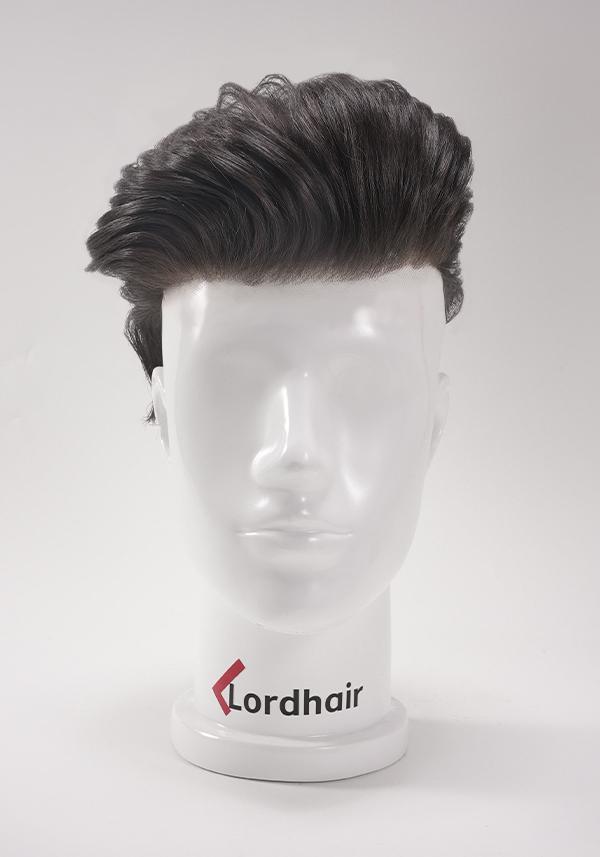 Prótesis capilar para hombre con cabello precortado y peinado de estilo hacia atrás. Realista y con cabello natural