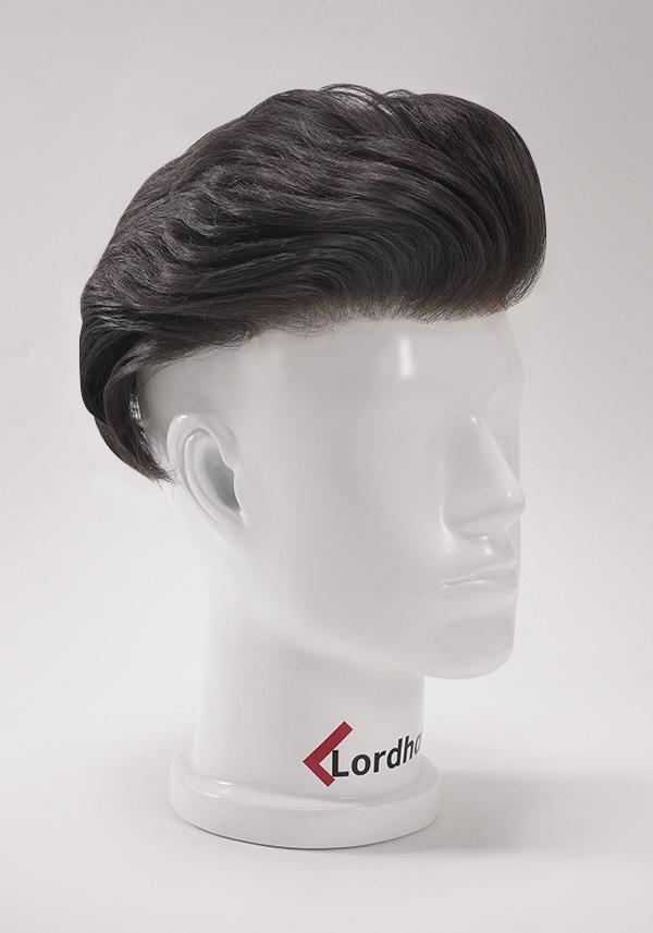 Prótesis capilar para hombre con cabello precortado y peinado de estilo hacia atrás. Realista y con cabello natural