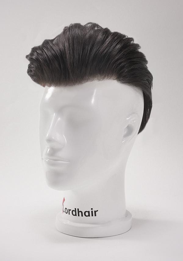 Prótesis capilar para hombre con cabello precortado y peinado de estilo hacia atrás. Realista y con cabello natural