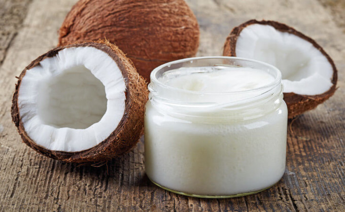 Aplica aceites naturales al cabello de tu prótesis capilar para revitalizarlo