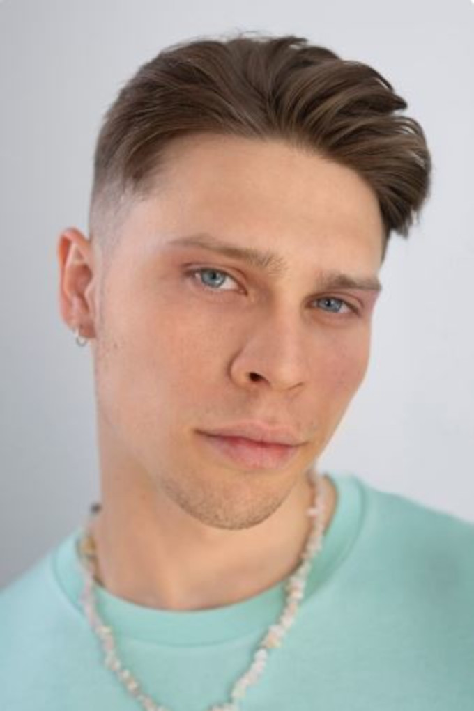 estilos de cabello en prótesis capilares para hombres con rostro alargado