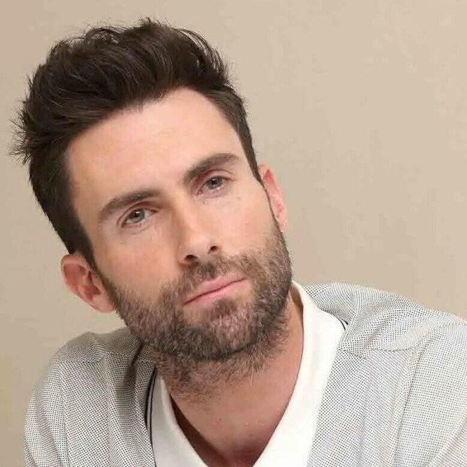 Estilo de Corte de Cabello en Prótesis Capilar para Hombre con Cara Alargada