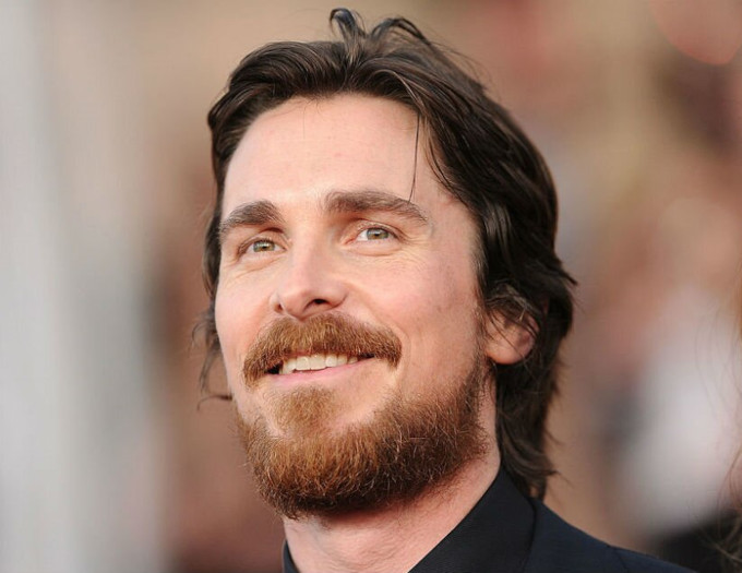 color de cabello diferente del color de barba en protesis capilares