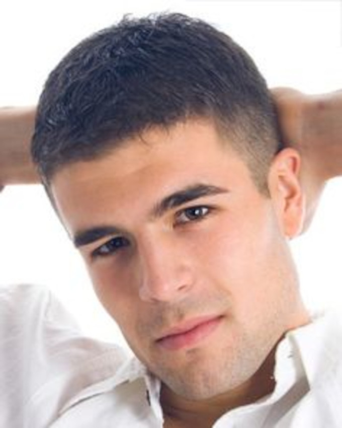 Cabello Estilo Ceasar en una prótesis capilar