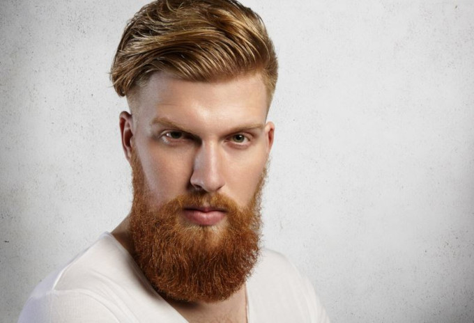 Estilo de peinado de lado en protesis capilar para hombre