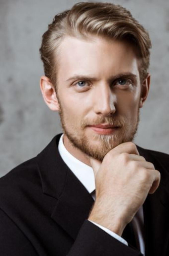 estilo de cabello lados cortos y superior moderada en hombre