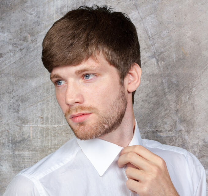 Estilo Clasico con Flequillo en Prótesis Capilar para Hombre con Rostro alargado