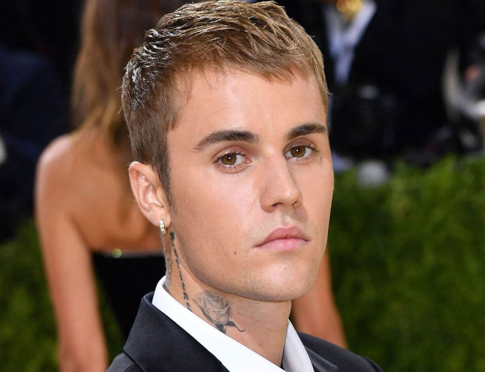 Corte con flequillo en prótesis capilar para hombre