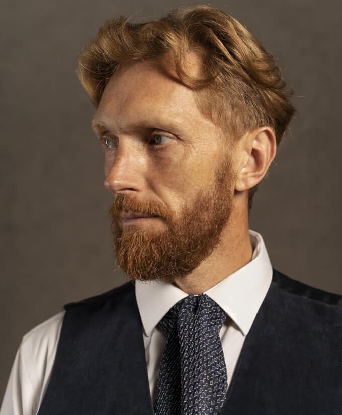 Estilo Curtain Moderno en Prótesis Capilar para Hombre con Rostro Alargado
