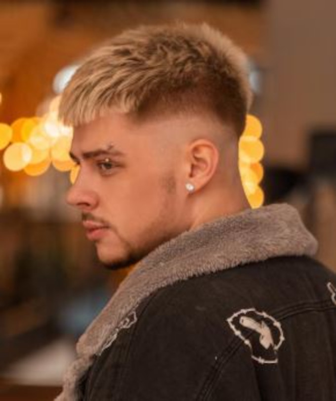 estilo de cabello con flequillo para hombre