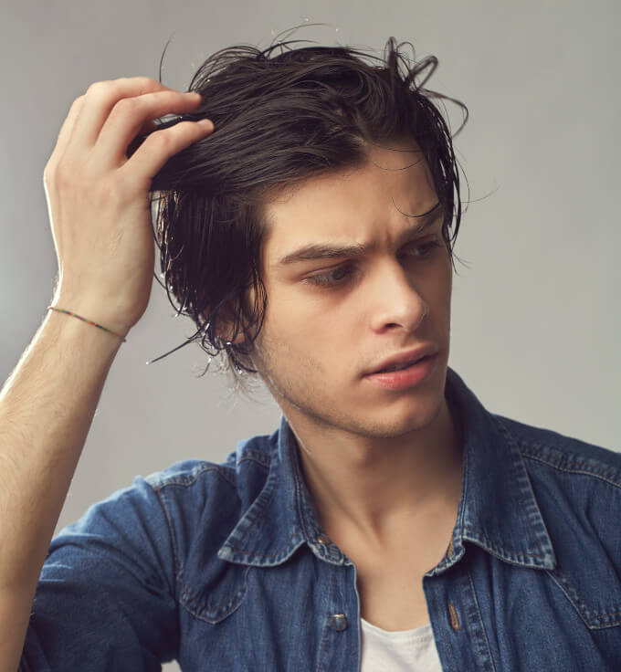Corte Medio con Capas en Protesis Capilar para Hombre con Rostro Alargado