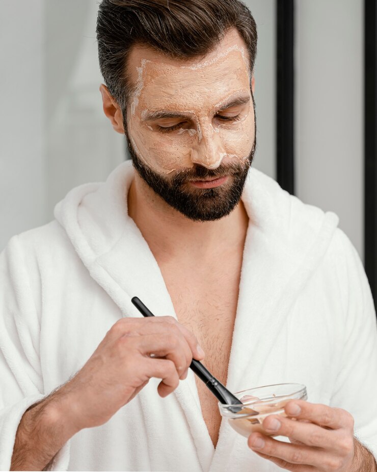 metrosexual aplicando un tratamiento en su piel