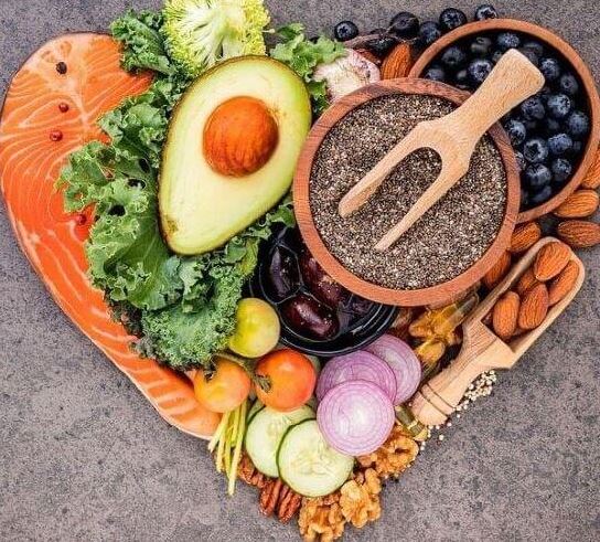 Optar por una dieta saludable contribuirá a mejorar los niveles de cortisol y evitarás pérdida de cabello