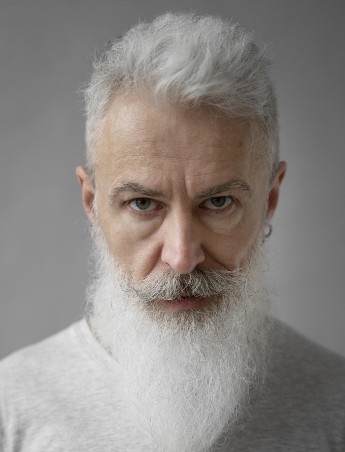 Estilo de pelo moderno para hombres de edad