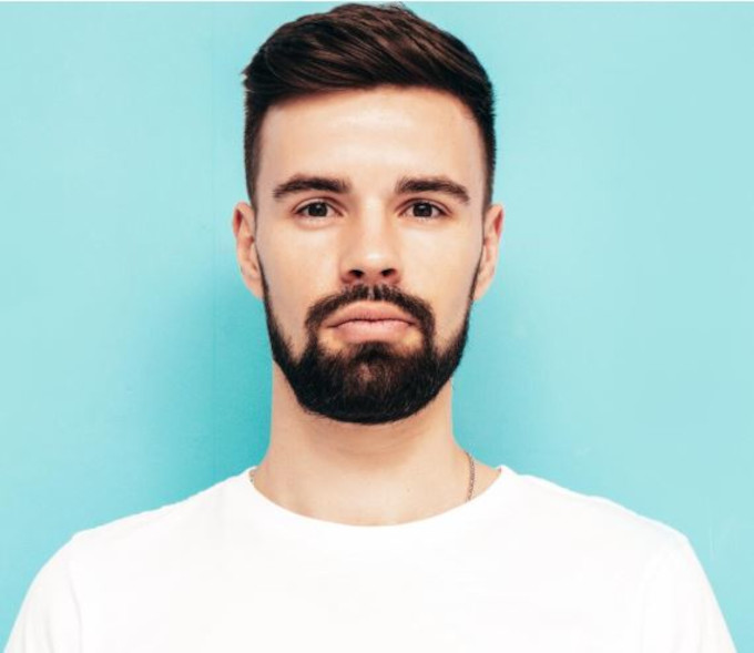 Peinado clásico de lado en prótesis capilar para hombre