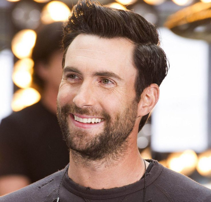 Peinado clásico de lado en prótesis capilar para hombre