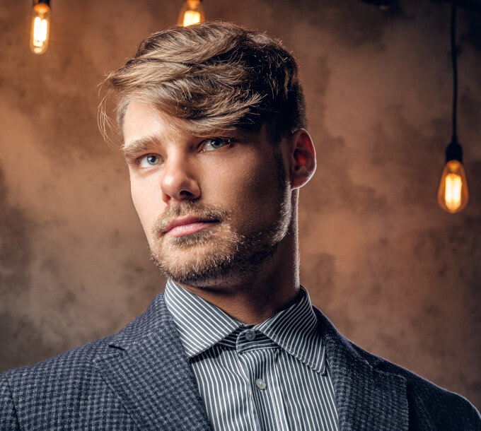 Estilo Flequillo Desordenado en Prótesis Capilares para Hombre con Rostro Alargado