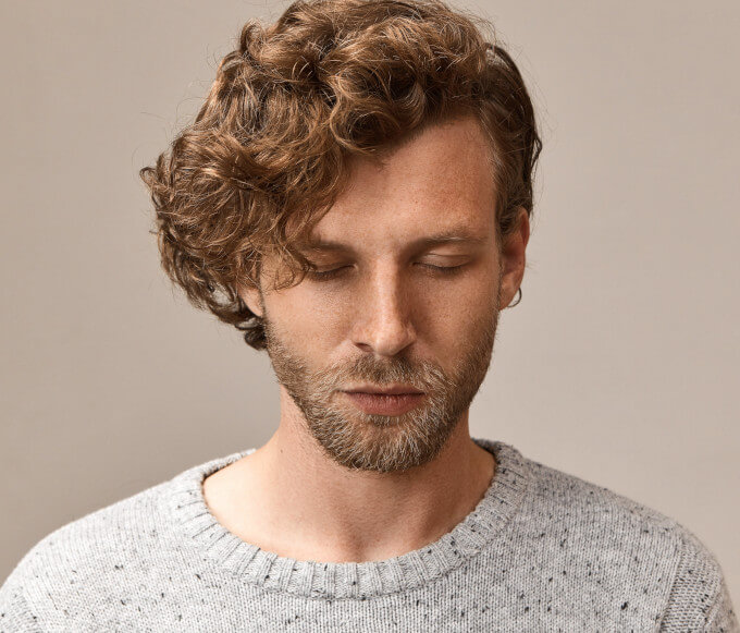 Estilo Ondulado de Media Longitud en Prótesis Capilar para Hombre con Rostro Alargado