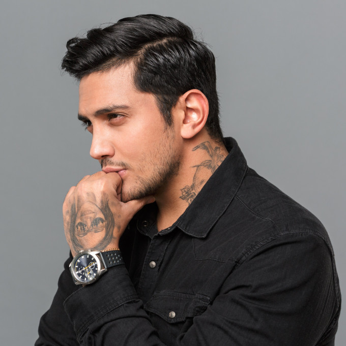 Estilo Side Part con Volumen Controlado Para Hombres con Rostro alargado