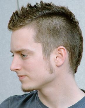 Estilo de cabello faux hawk en prótesis capilar para hombre con cara redonda