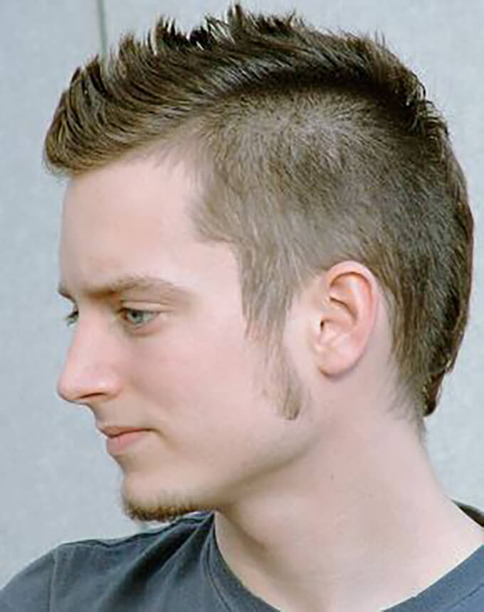 Estilo Faux-Hawk en Prótesis Capilar para Hombre con Cara Redonda