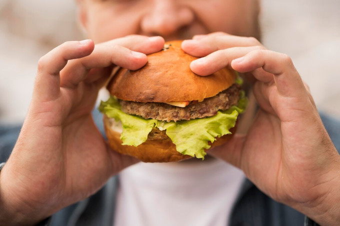 la comida rápida sin nutrientes puede contribuir a la pérdida de cabello
