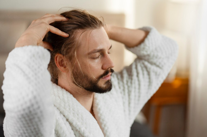 Aplica un masaje a tu cuero cabelludo para estimular lña circulación y evitar pérdida de cabello
