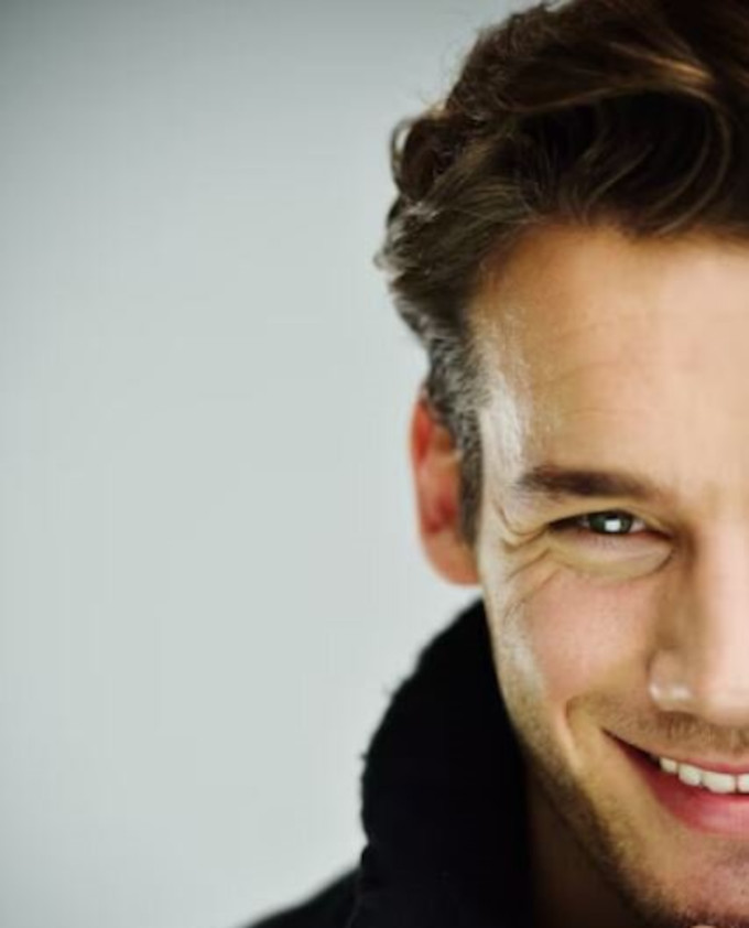 hombre atractivo contemporaneo y metrosexual