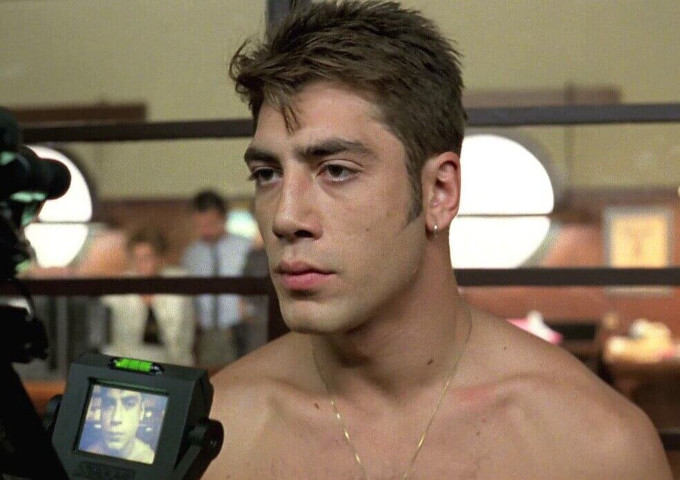 Javier Bardem con cabello corto natural