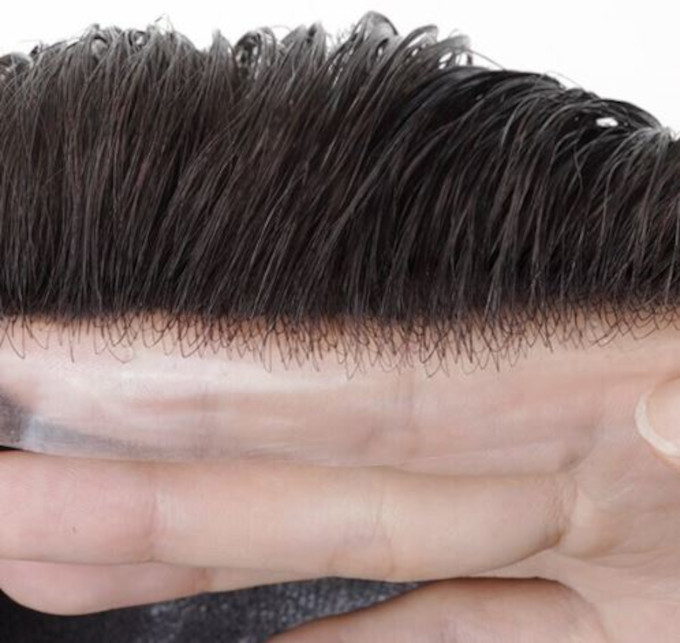 Línea frontal realista en una prótesis capilar de skin