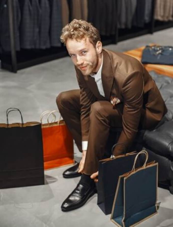 Hombre metrosexual comprando ropa moderna