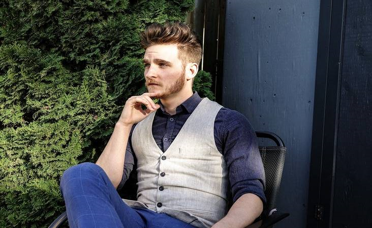hombre usando peluca realista con cabello natural