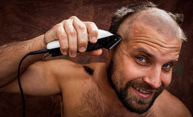 ¿Puede volver a crecer sano el cabello si lo rapo?