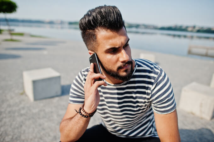 protesis capilar con estilo pompadour y barba