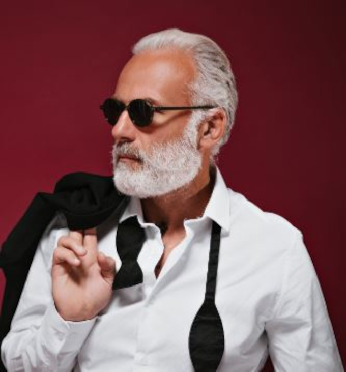 prótesis capilar con canas combinada con barba