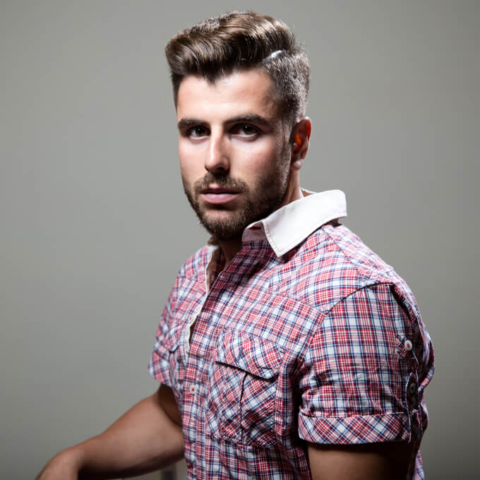 protesis capilar estilizada con corte de raya de lado y barba