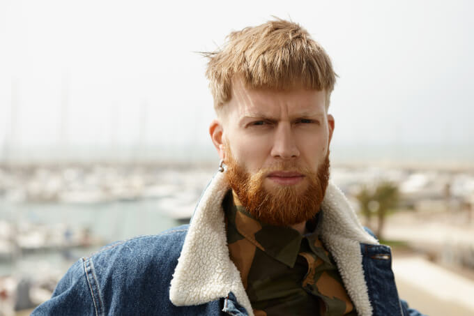 protesis capilar con estilo crop y combinado con barba