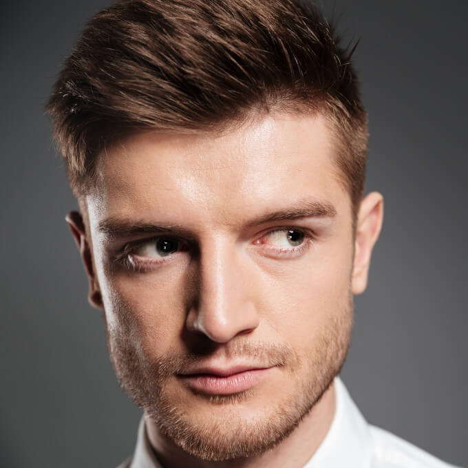 protesis capilar con estilizado quiff y barba 