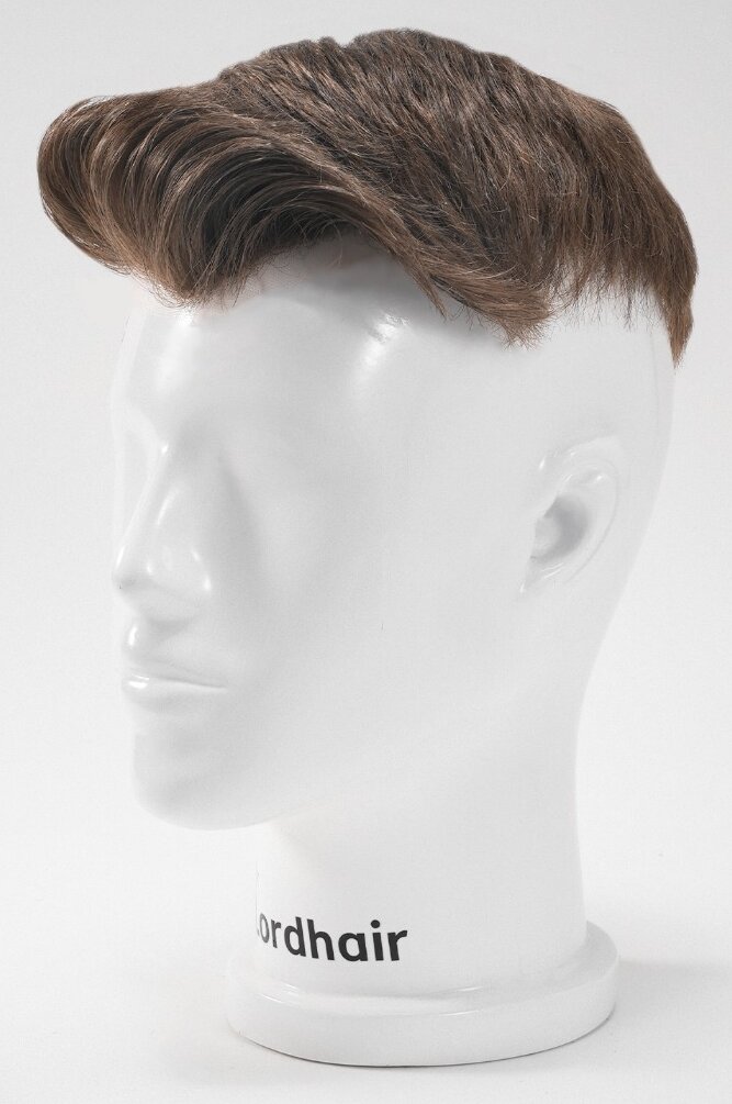 Estilo short quiff en protesis capilar para hombre con cara redonda