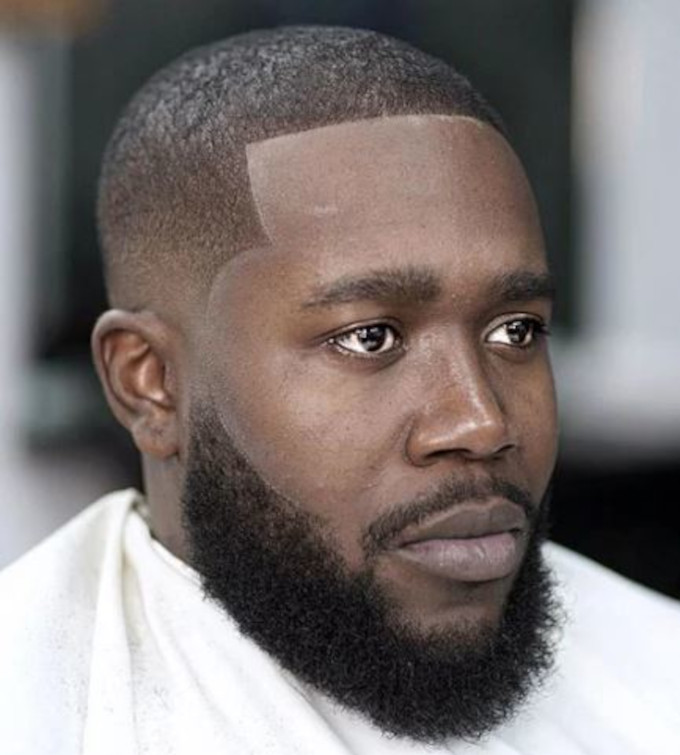 Combinación de prótesis capilar con estilo buzz y barba tupida