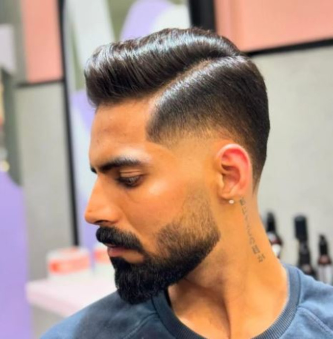 Combinación de prótesis capilar con estilo de lado y barba definida