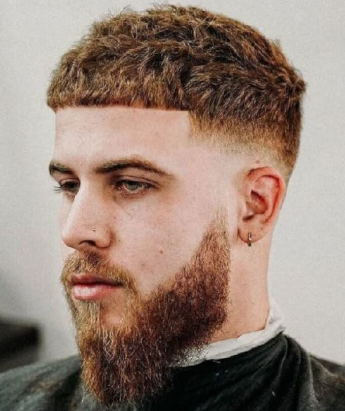 Combinación de prótesis capilar con estilo crop y barba goatee