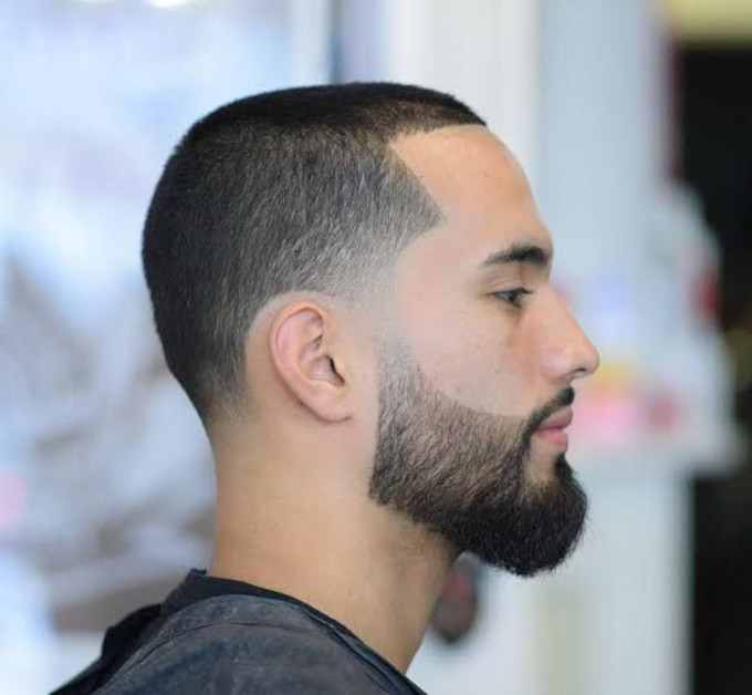 Combinación de prótesis capilar con estilo fade y barba recortada