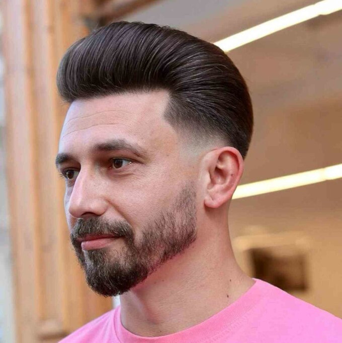 Combinación de prótesis capilar con estilo pompadour y barba corta