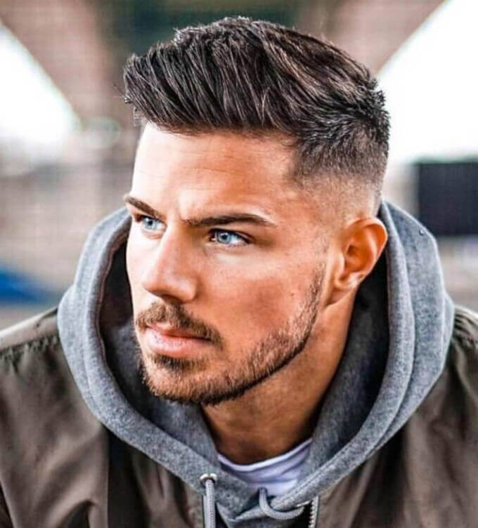 Combinación de prótesis capilar con estilo quiff y barba stubble